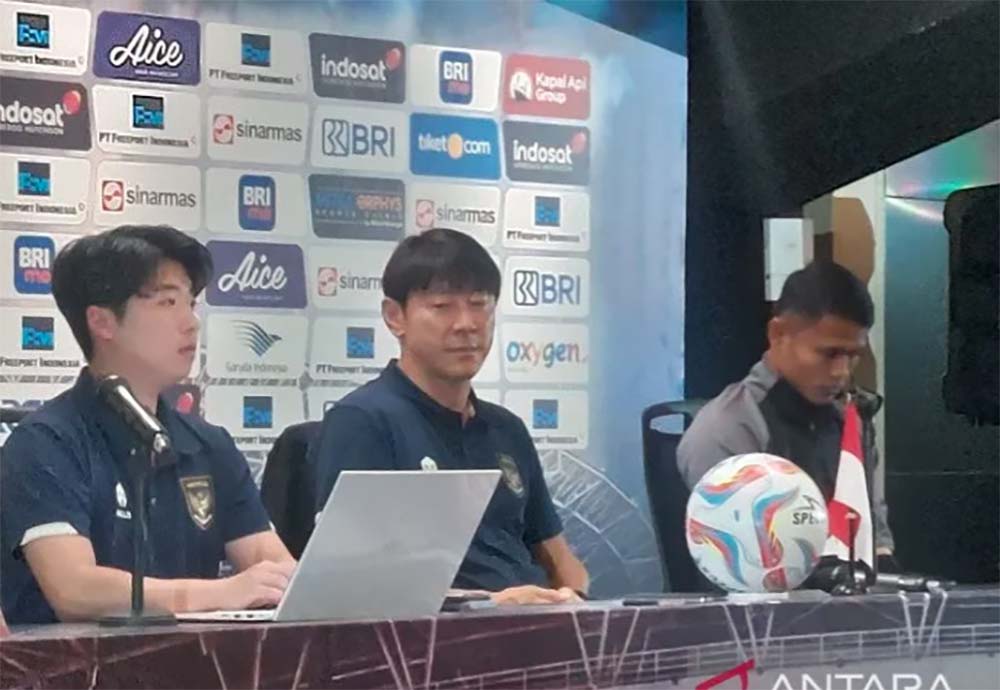 Pelatih tim nasional Indonesia Shin Tae Yong (tengah) dalam konferensi pers jelang pertandingan antara Indonesia melawan Argentina di stadion Gelora Bung Karno, Jakarta, Minggu (18/6/2023). (ANTARA/FAJAR SATRIYO)

