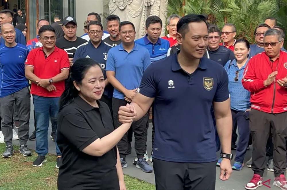 Ketua DPP PDI Perjuangan Puan Maharani (tengah kiri) bertemu dengan Ketua Umum Partai Demokrat Agus Harimurti Yudhoyono (AHY, tengah kanan) di Plataran Hutan Kota Gelora Bung Karno, Jakarta Pusat, Minggu (18/6/2023). ANTARA/Putu Indah Savitri.