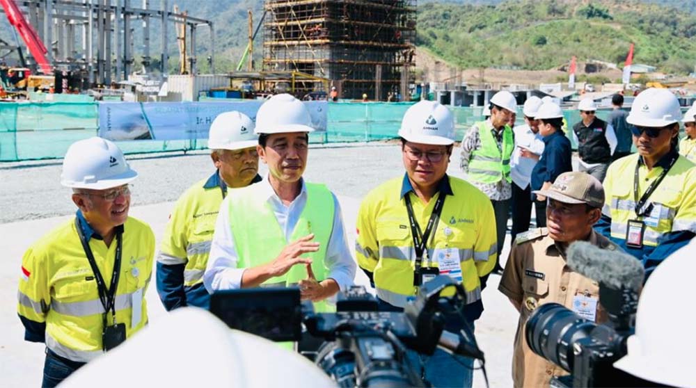 Presiden Joko Widodo meninjau pembangunan smelter PT Amman Mineral Nusa Tenggara (AMNT) yang berada di Sumbawa Barat, Provinsi Nusa Tenggara Barat (NTB), Selasa 20 Juni 2023. Foto: BPMI Setpres/Laily Rachev
