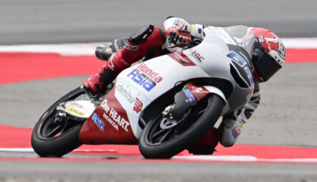 Pembalap motor Indonesia Mario Suryo Aji (Honda Team Asia) saat melaju di balapan utama Moto3 Catalunya di Sirkuit Barcelona-Catalunya, Spanyol, Minggu (3/9/2023).

