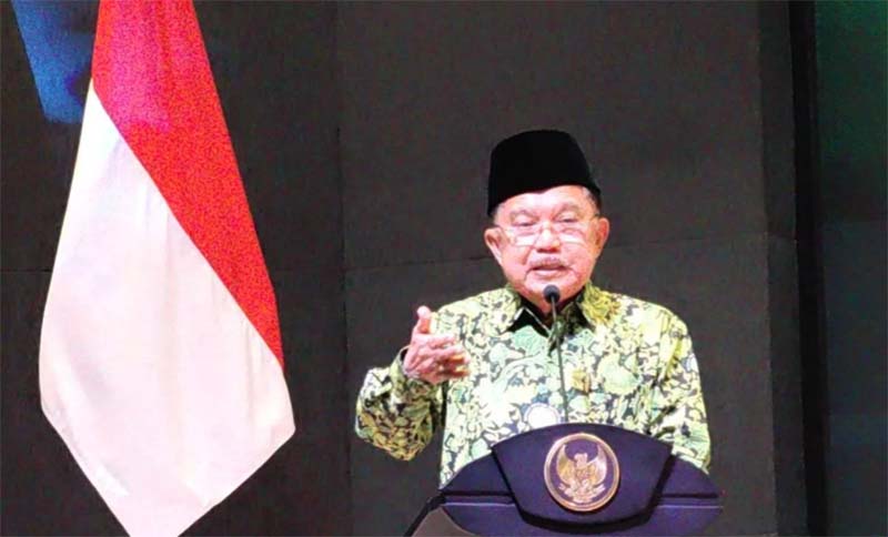 Wakil Presiden ke-10 dan 12 Republik Indonesia sekaligus Ketua Dewan Masjid Indonesia (DMI) Jusuf Kalla saat menyampaikan sambutannya pada acara Malam Penganugerahan DMI Award Provinsi Jawa Timur Tahun 2023 di Auditorium Universitas Nahdlatul Ulama Suraba