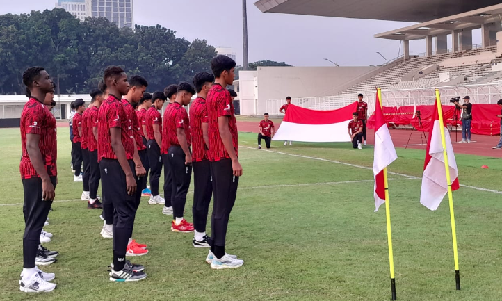 Tim U-20 Indonesia menggelar upacara Hari Ulang Tahun (HUT) ke-79 Kemerdekaan Republik Indonesia di Stadion Madya, Senayan, Jakarta, Sabtu (17/8).