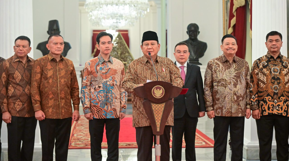 Presiden Prabowo Subianto mengumumkan sejumlah wakil menteri yang akan membantu jajaran menterinya dalam Kabinet Merah Putih periode 2024-2029, pada Minggu malam, 20 Oktober 2024, di Istana Merdeka, Jakarta. Foto: BPMI Setpres/Rusman
