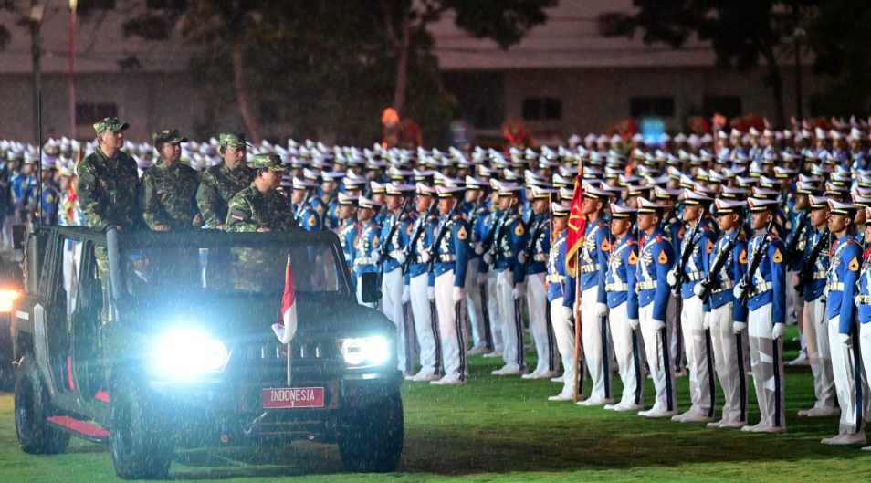 Presiden Republik Indonesia, Prabowo Subianto, memimpin langsung Upacara Parade Senja dan Penurunan Bendera Sang Merah Putih di Akademi Militer Magelang, Provinsi Jawa Tengah, pada Jumat sore, 25 Oktober 2024. Foto: BPMI Setpres/Muchlis Jr
