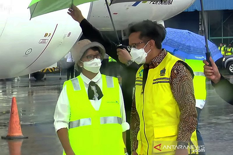 Tangkap layar - Menteri Kesehatan Budi Gunadi Sadikin dan Menteri Luar Negeri Retno Marsudi menyaksikan kedatangan 1,8 juta dosis vaksin Sinovac batch kedua, yang dibawa menggunakan pesawat Garuda Indonesia, di Bandara Soekarno Hatta, Tangerang, Banten, K