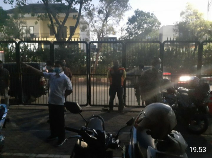 Aparat Satpol PP Kota Surabaya saat mendatangi  lagi karaoke De Berry Jl Banyu Urip