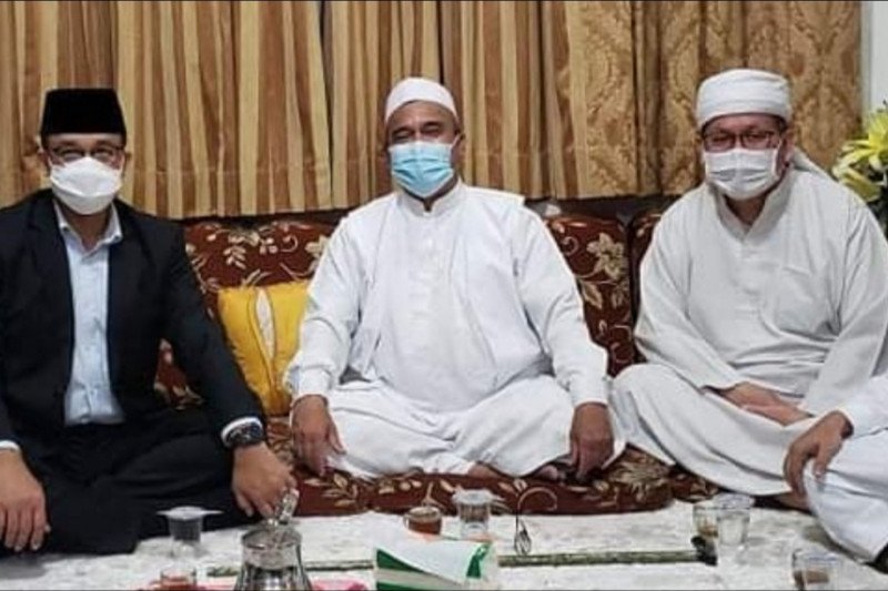 (Dari kiri ke kanan) Gubernur DKI Jakarta Anies Baswedan, Pimpinan FPI Muhammad Rizieq Shihab, dan Wasekjen MUI Tengku Zulkarnain pada pertemuan di kediaman Rizieq kawasan Petamburan, Jakarta Pusat, (10/11/2020) malam. (ANTARA/HO-Instagram Tengku Zulkarna