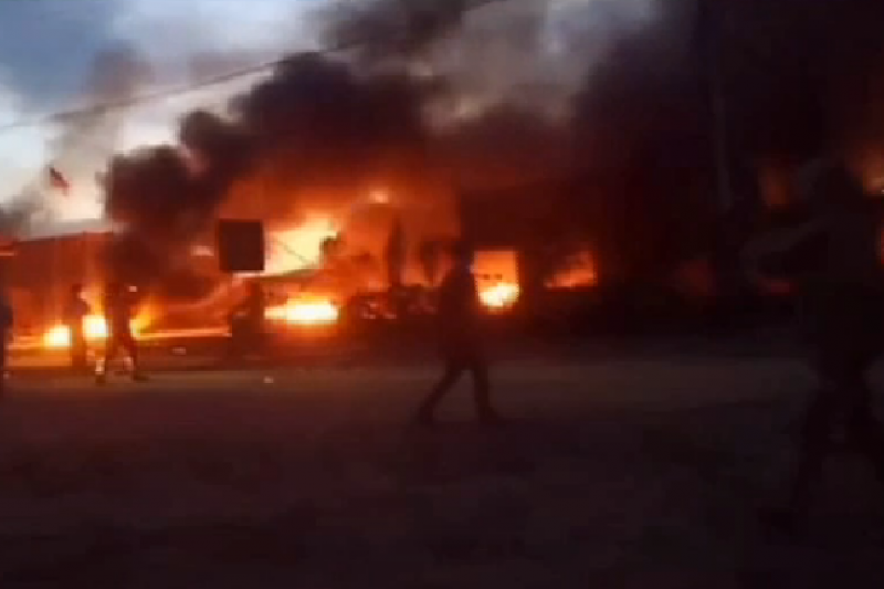 Potongan gambar video yang menunjukkan kebakaran gedung pabrik smelter, puluhan dump truk dan alat berat yang terparkir di area perusahaan PT VDNI di Kabupaten Konawe, Sulawesi Tenggara, Senin malam (14/12/2020). ANTARA/HO