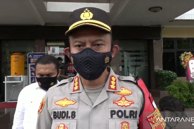 Kapolres Metro Jakarta Selatan Kombes Pol Budi Sartono berikan keterangan pers terkait penemuan jenazah pria tanpa identitas tewas terbakar di Ulujami, Jakarta Selatan, Rabu (6/1/2021) (ANTARA/Laily Rahmawaty)

