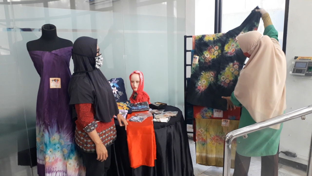 Pameran yang berlangsung di hall Bank Mandiri, Jalan Genteng Kali Surabaya itu, diikuti oleh sekitar 50 UMKM yang terdiri dari lima kelurahan dengan total 60 jenis produk. 
