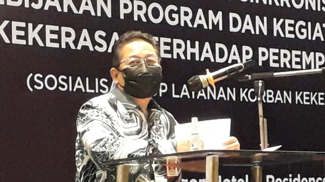 Kepala Dinas Pemberdayaan Perempuan, Perlindungan Anak dan Kependudukan Provinsi Jawa Timur, Andriyanto pada rapat koordinasi dan sinkronisasi pelaksanaan kebijakan program dan kegiatan pencegahan kekerasan terhadap perempuan tahun 2021