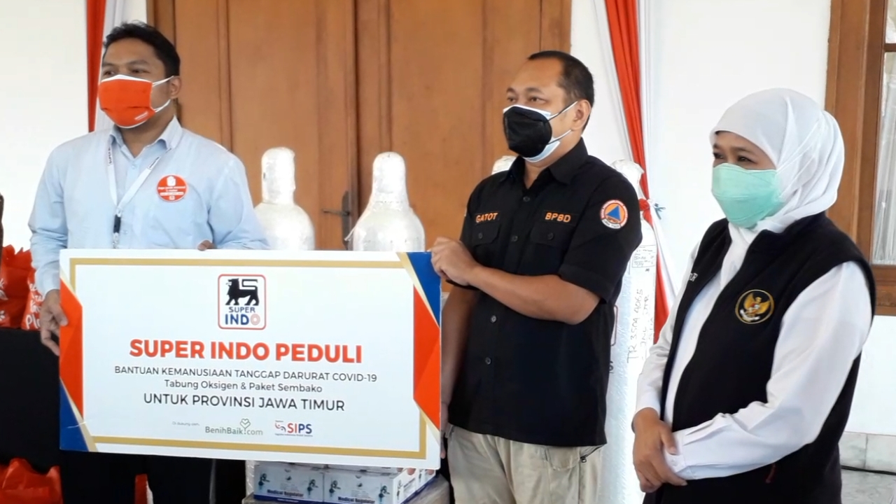 Distric Manager Operational Region III Superindo
Bp. Fuad Ariestyadi secara simbolis menyerahkan bantuan kepada Pemprov Jatim yang diterima oleh BPBD Jatim dan disaksikan oleh Gubernur Khofifah.