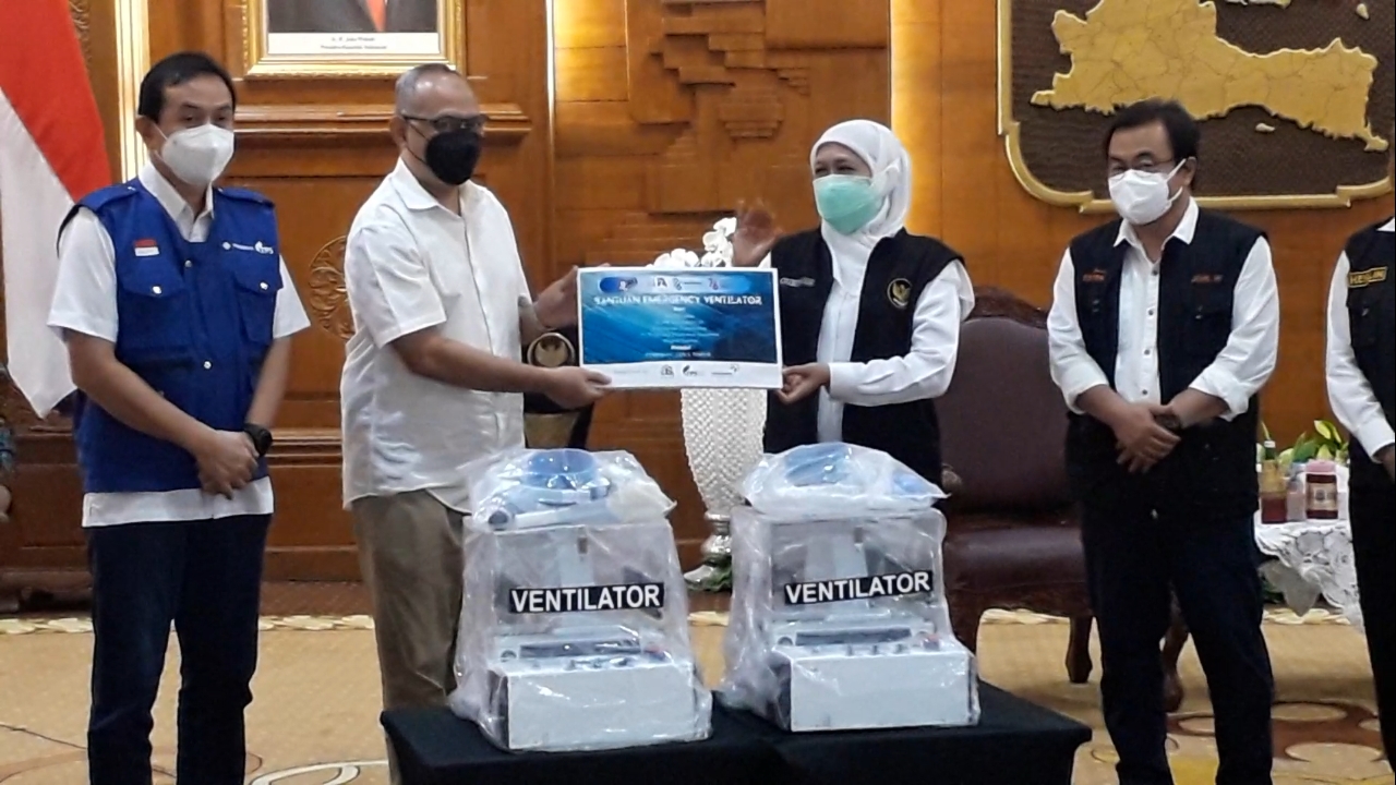 Gubernur jatim Khofifah Indar parawansa secara simbolis menerima bantuan Emergency Ventilator dari Ikatan Alumni Institut Teknologi Bandung (ITB), IA ITB Komisariat 85, Pertamina Foundation, Terminal Petikemas Surabaya dan alumni Swedia di Grahadi.