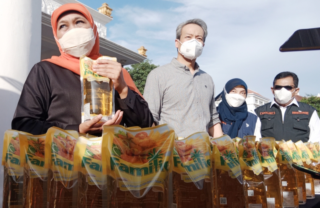 Pemerintah Provinsi Jawa Timur mendapat bantuan sebanyak 50 ribu liter minyak goreng dari PT Batara Elok Semesta Terpadu. 