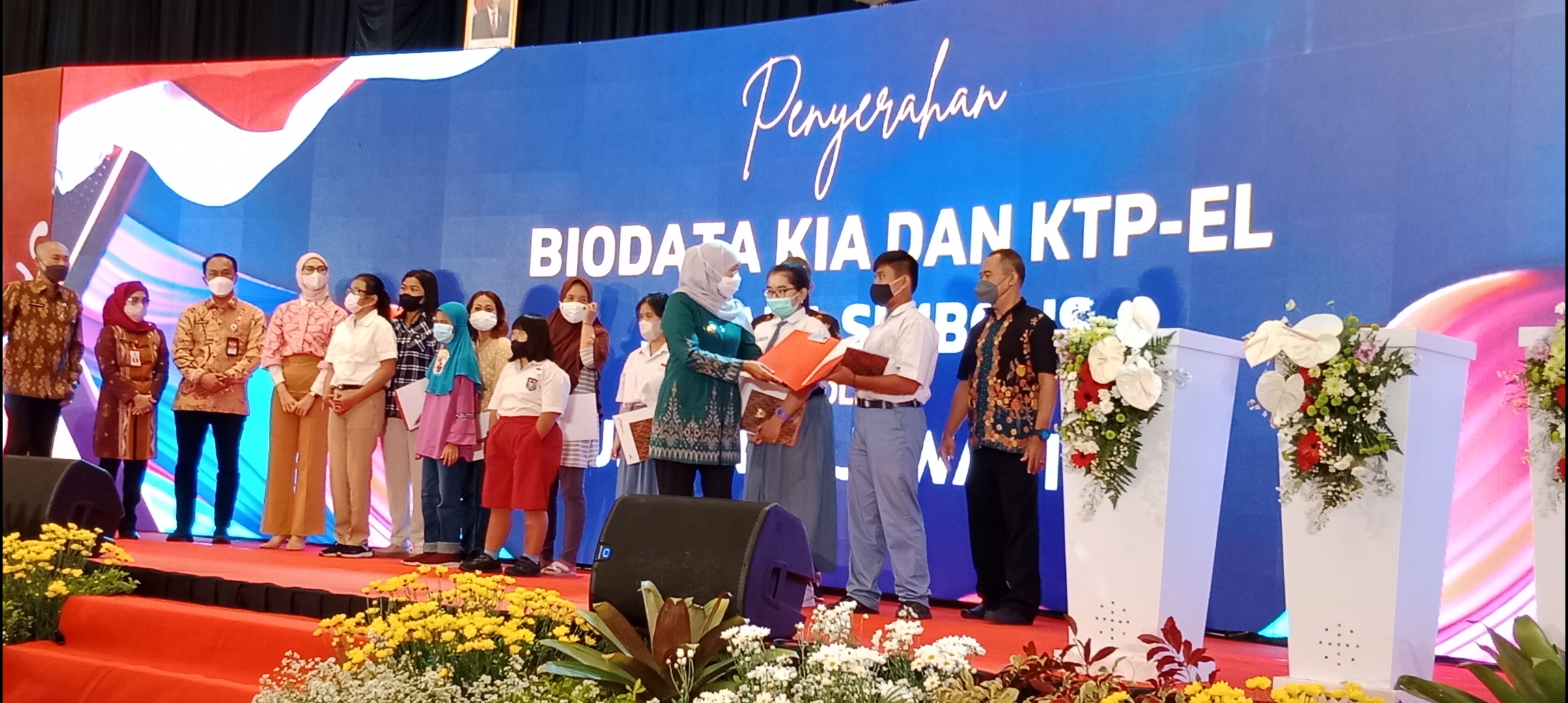 Gubernur Jatim Khofifah bersama Dirjen Dukcapil Kementerian Dalam Negeri Zudan Arif Fakhrullah serta Staf Khusus Presiden Angkie Yudistia meluncurkan gerakan percepatan pendataan, perekaman dan penerbitan dokumen kependudukan bagi penyandang disabilitas d