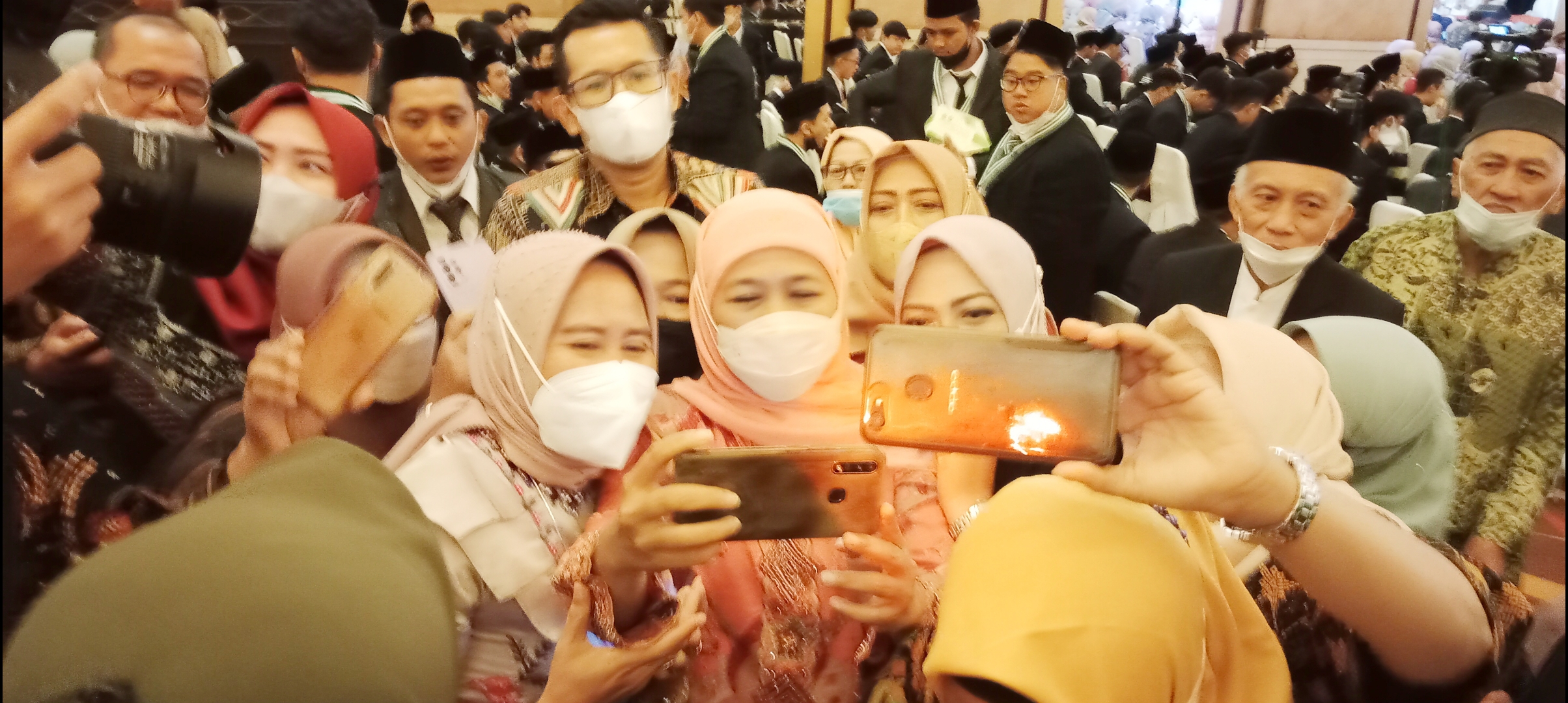 Gubernur Jawa Timur Khofifah Indarparawansa jadi rebutan swafoto siswa purna didik SMP-SMA Khadijah saat menghadiri Pelepasan Siswa Purna Didik SMP & SMA "KHADIJAH" Surabaya, Jawa Timur, Sabtu (18/6/2022).