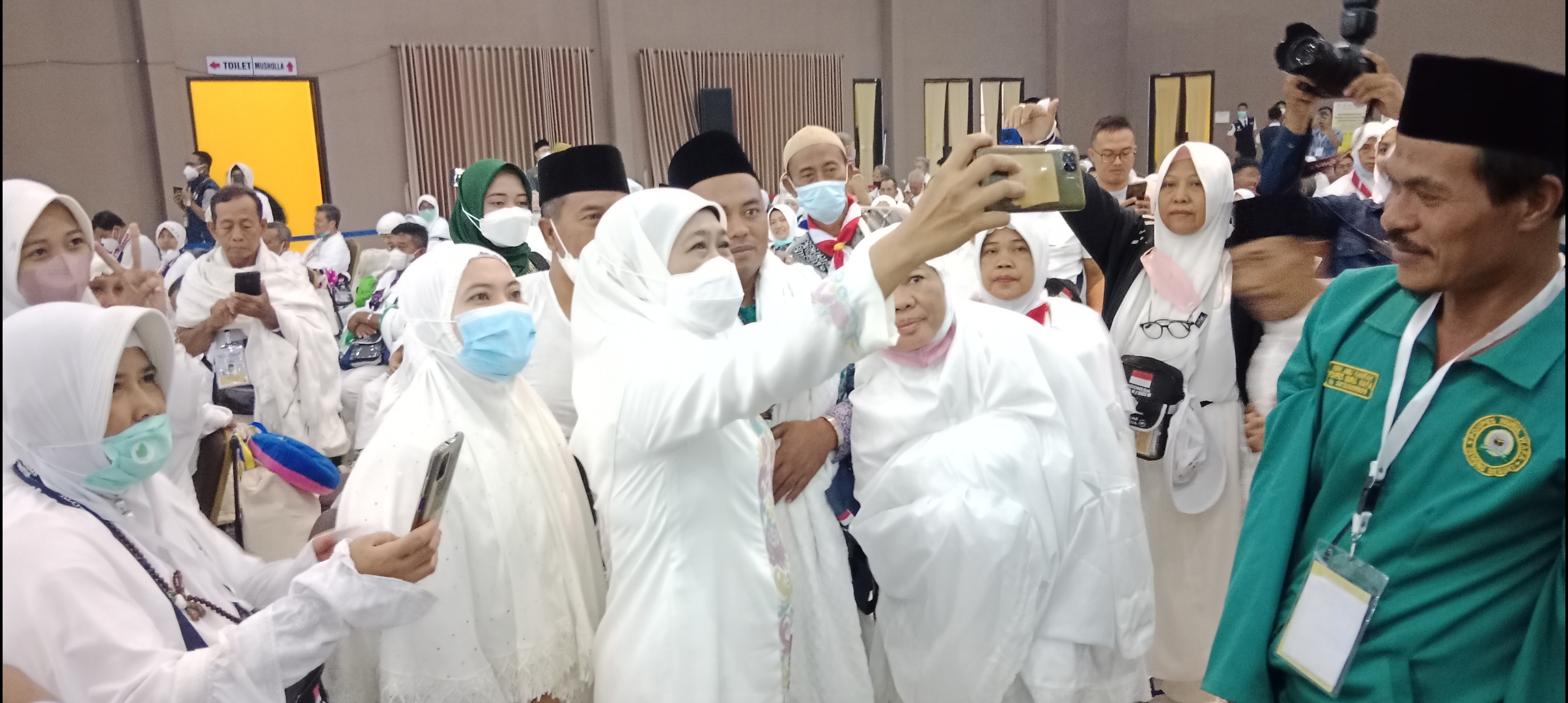 Gubernur Jawa Timur Khofifah Indar Parawansa melepas pemberangkatan jamaah calon haji gelombang kedua ke Arab Saudi dari Asrama haji Surabaya, Selasa (21/6/2022). Foto : prass prasetyo