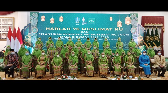 Gubernur Khofifah bersama pengurus Muslimat NU Jatim dalam acara Hari Lahir Ke 76 Muslimat NU dengan tema Kemandirian Muslimat NU untuk Kesejahteraan Ummat, serta Pelantikan Pengurus PW Muslimat NU Jatim, di Grahadi Surabaya, Senin (21/3/2022) malam.