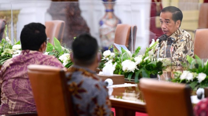 Presiden Joko Widodo menerima kedatangan sejumlah petani sawit swadaya di Istana Merdeka, Jakarta, pada Rabu, 23 Maret 2022. Foto: BPMI Setpres/Muchlis Jr