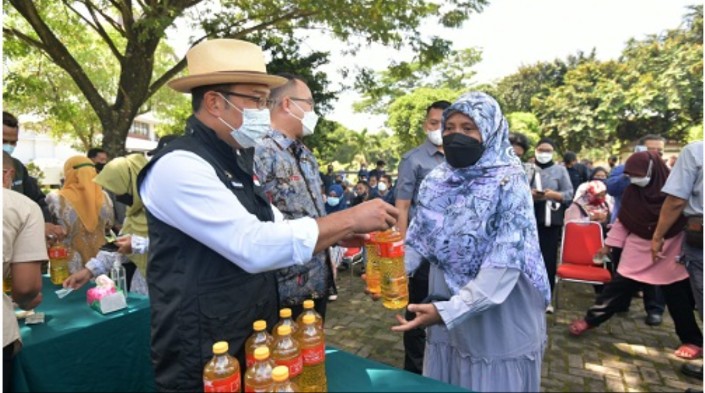 Gubernur Ridwan Kamil saat operasi pasar minyak goreng di halaman kampus Institut Pertanian Bogor, Kamis (24/3/2022).