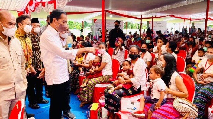 Presiden Joko Widodo meninjau program percepatan penurunan stunting di Desa Kesetnana, Kabupaten Timor Tengah Selatan (TTS), Kamis, 24 Maret 2022 Foto: BPMI Setpres/Laily Rachev