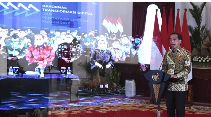 Presiden Joko Widodo memberikan sambutan dalam Peresmian Pembukaan Rapat Koordinasi Nasional Transformasi Digital dan Pendataan Lengkap Koperasi dan Usaha Mikro Kecil Menengah Tahun 2022 melalui konferensi video di Istana Negara, Jakarta, pada Senin, 28 M