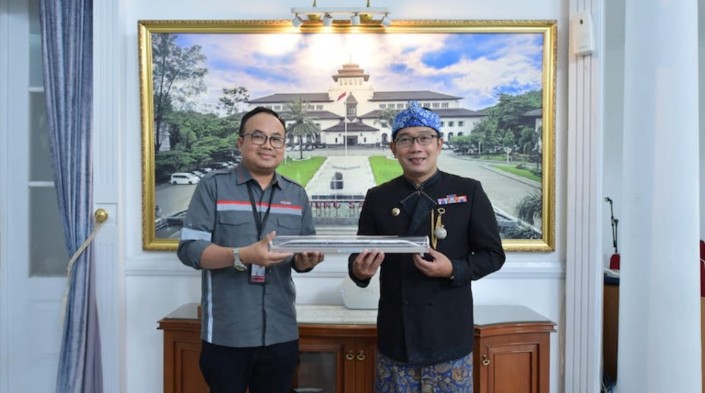 Gubernur Jawa Barat Mochamad Ridwan Kamil bersama Direktur Utama PT Kereta Cepat Indonesia China, Dwiyana Slamet Riyadi membahas persiapan uji coba Kereta Cepat Jakarta-Bandung, yang akan dilakukan bertepatan dengan perhelatan G20 pada bulan November 2022