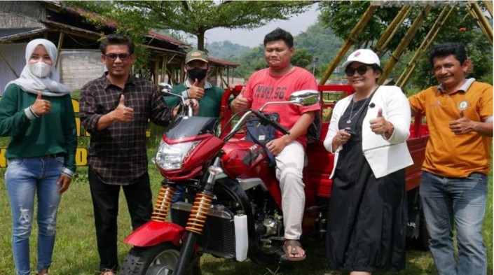 Melalui aspirasinya, Diana Amaliyah Verawatiningsih (Diana Sasa) membantu satu unit sepeda motor gerobak roda tiga, berikut belasan tong sampah. Kendaraan itu telah diserahkan baru-baru ini.