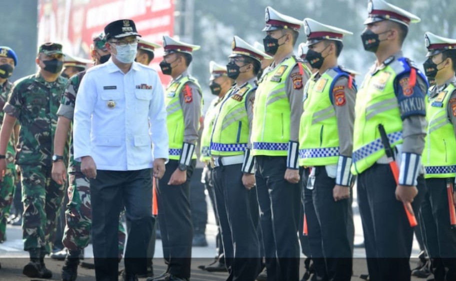 Gubernur Jawa Barat Mochamad Ridwan Kamil bersama Kapolda Jabar Irjen Pol Suntana, dan Pangdam III/Siliwangi Mayor Jenderal TNI Kunto Arief Wibowo melaksanakan Apel Gelar Pasukan Operasi Ketupat Lodaya 2022. 