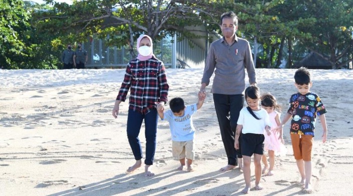 Presiden Joko Widodo beserta Ibu Iriana Joko Widodo mengajak cucunya bermain air di pantai sekitaran Nusa Dua, Kabupaten Badung. Foto: BPMI Setpres/Lukas