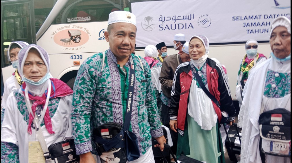 Sebanyak  446 Jemaah haji 1443 Hijriah untuk kelompok terbang (kloter) pertama tiba di Asrama Haji Sukolilo Surabaya pada hari ini Minggu (17/7).
Kloter pertama ini merupakan jemaah haji asal Kabupaten Tuban. (foto: Prasetyo) 