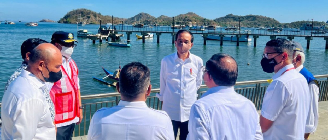 Presiden Joko Widodo meninjau Proyek Pengembangan Sarana Hunian Pendukung Kawasan Pariwisata di Kampung Baru, Labuan Bajo, Kabupaten Manggarai Barat, Provinsi Nusa Tenggara Timur (NTT). Foto: BPMI Setpres/Laily Rachev