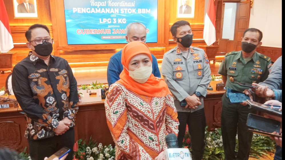 Gubernur Jawa Timur Khofifah Indar Parawansa didampingi Sekdaprov Jatim Adhy Karyono (Kiri), Executive General Manager Pertamina Patra Niaga Jatimbalinus Deny Djukardi, Kapolda Jatim Irjen Pol Nico Afinta dan Irdan V Brawijaya Brigjen TNI Adam Suwarno mem