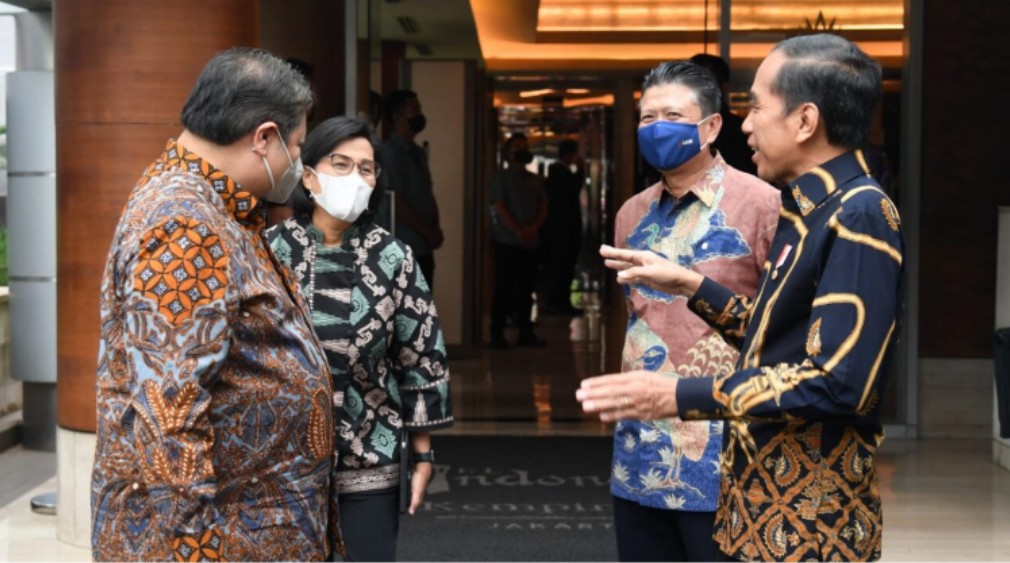 Presiden Joko Widodo berbincang dengan Menteri Koordinator Bidang Perekonomian Airlangga Hartarto, Menteri Keuangan, serta Presiden Direktur UOB Indonesia, Hendra Gunawan, usai menghadiri acara United Overseas Bank (UOB) Economic Outlook 2023 yang digelar