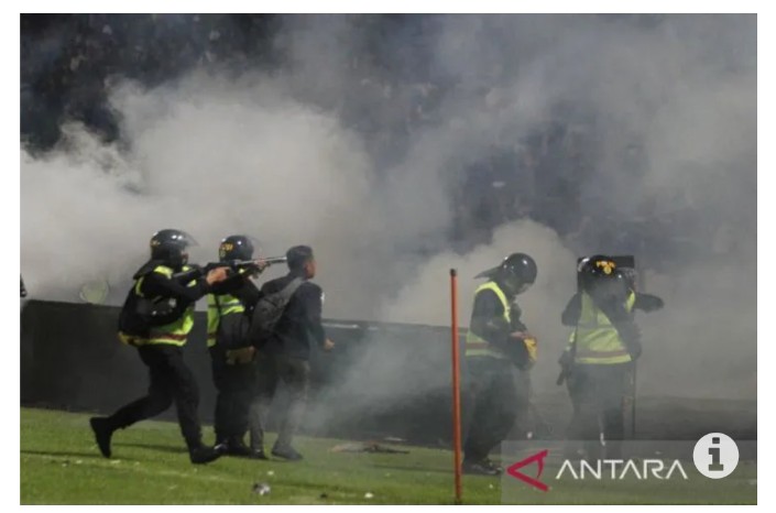 kerusuhan supporter arema dan polisi melibatkan sejumlah massa dari kalangan suporter, Aremania, dan anggota Polri yang sedang bertugas. 