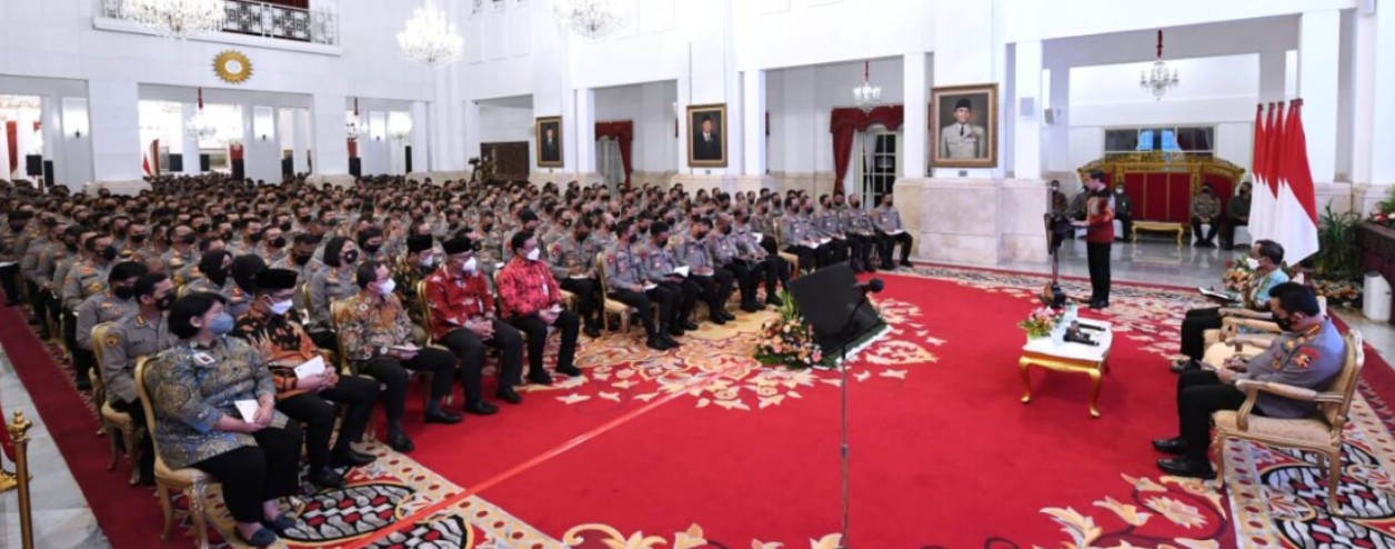 Presiden Joko Widodo memberikan pengarahan kepada jajaran Kepolisian Negara Republik Indonesia, mulai dari para pejabat utama Mabes Polri, kepala kepolisian daerah, hingga kepala kepolisian resor seluruh Tanah Air di Istana Negara, Jakarta, pada Jumat, 14