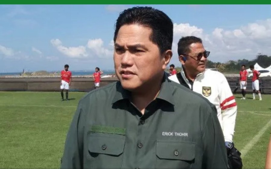 Ketua Umum PSSI Erick Thohir (kiri) saat meninjau proses seleksi pemain Timnas U17 di Pemusatan Latihan Bali United di Pantai Purnama, Kabupaten Gianyar, Bali, Minggu (16/7/2023) ANTARA/Dewa Ketut Sudiarta Wiguna