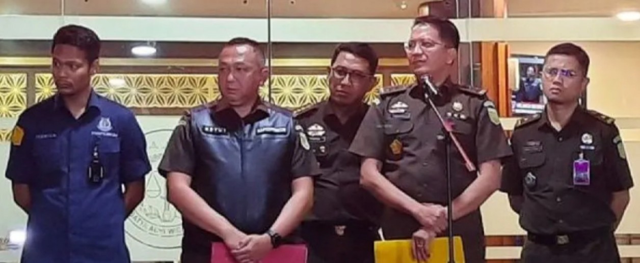 Kepala Pusat Penerangan Hukum (Kapuspenkum) Kejaksaan Agung Ketut Sumedana (kiri) dan Direktur Penyidikan (Dirdik) Jampidsus Kuntadi memberikan keterangan kepada wartawan usai pemeriksaan Menteri Koordinator Perekonomian Airlangga Hartarto di Gedung Bunda