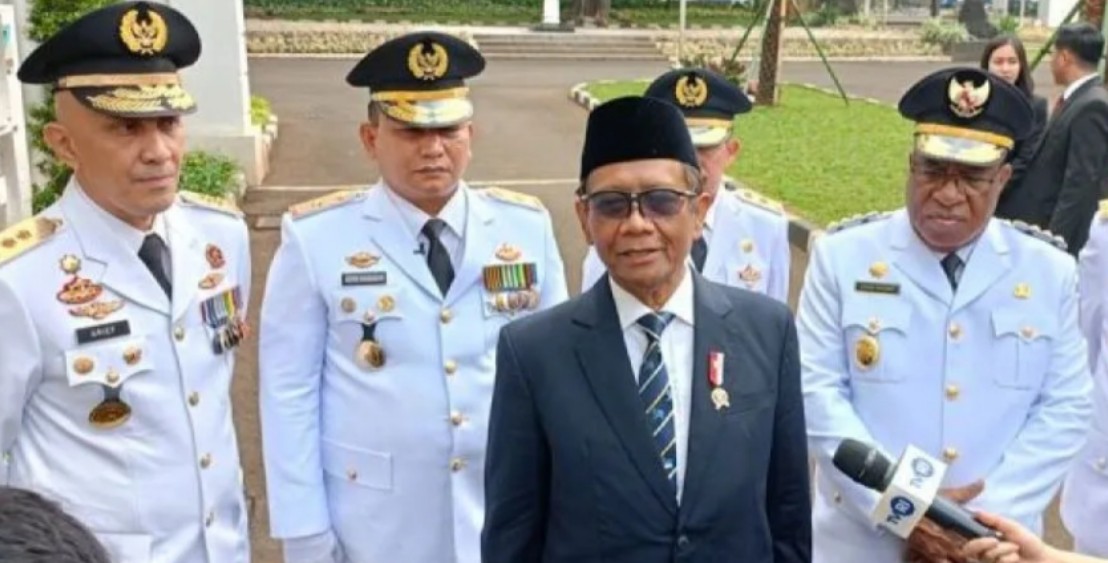 Menko Polhukam Mahfud MD memberikan keterangan kepada wartawan terkait isu terkini di Istana Wakil Presiden, Jakarta, Kamis (27/7/2023). ANTARA/Rangga Pandu Asmara Jingga/pri.