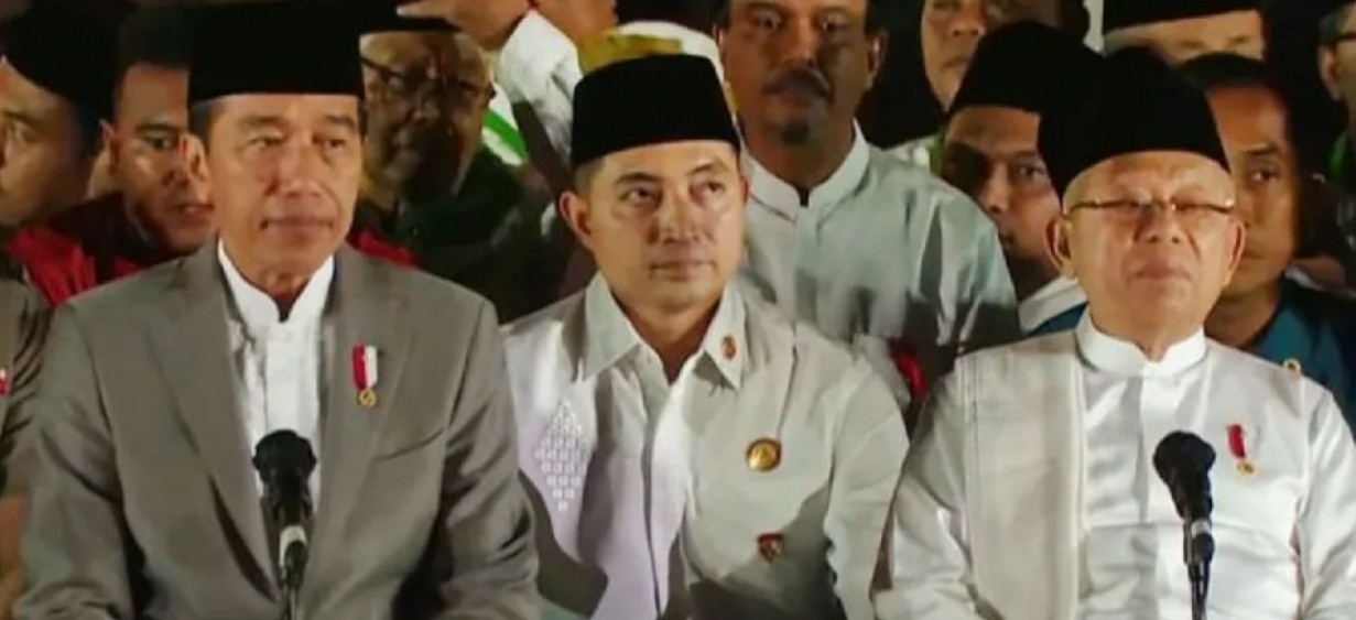 Presiden Joko Widodo dan Wakil Presiden Ma’ruf Amin mengikuti Zikir dan Doa Kebangsaan di halaman Istana Merdeka, Jakarta, Selasa (1/8/2023) malam. ANTARA/Rangga Pandu Asmara Jingga/aa.
