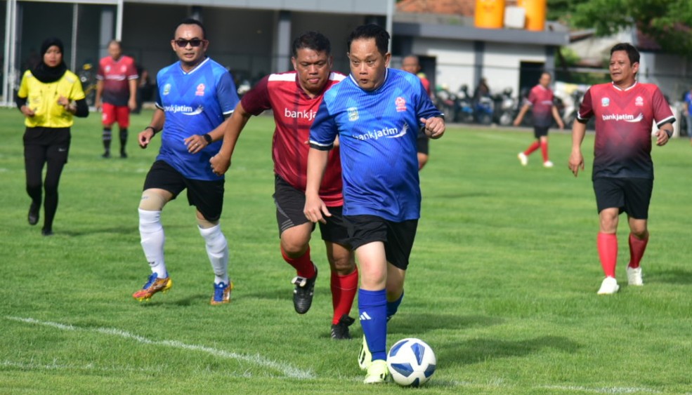 Ikut Antarkan Tim Pemprov Menang 3-1 Lawan Bank Jatim di Mendadak Soccer, Pj. Gubernur Adhy Ingin Rutinkan Agenda Olahraga Bersama untuk Jalin Kekompakan