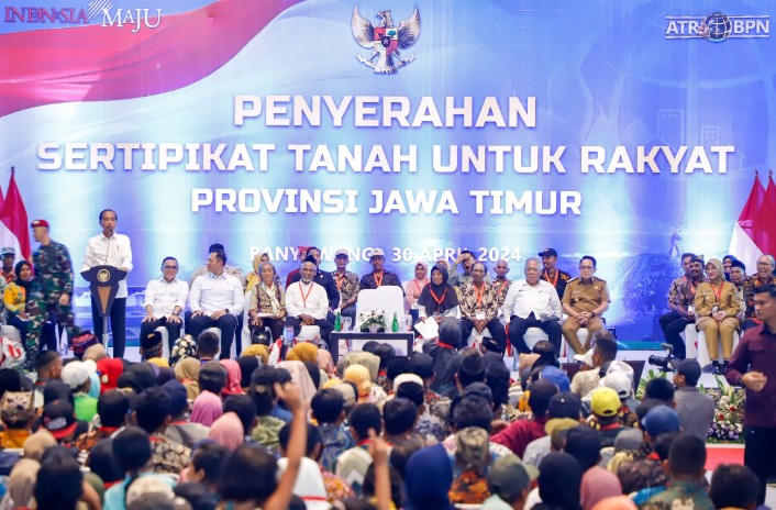 Pj Gubernur Jawa Timur Adhy Karyono mendampingi Presiden RI Joko Widodo dalam penyerahan 10.323 sertipikat tanah elektronik  di Gedung Olahraga (GOR) Tawang Alun, Banyuwangi. 