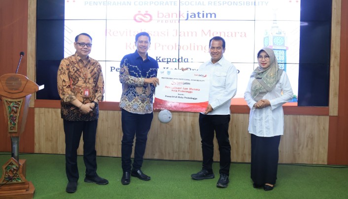 penyerahan CSR dilakukan secara simbolis oleh AVP Komunikasi Korporat bankjatim Bambang Supriadi kepada Pj. Wali Kota Probolinggo Nurkholis pada hari Jumat (26/4).