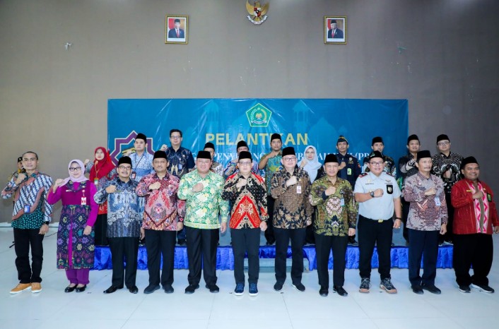 Pj Gubernur Jawa Timur Adhy Karyono melantik 23 orang Petugas Penyelenggara Ibadah Haji (PPIH) Embarkasi Surabaya di Gedung Muzdalifah Asrama Haji Surabaya, Jumat (3/5).