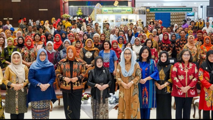 Pj. Ketua Dekranasda Provinsi Jawa Timur Isye Adhy Karyono membuka Pameran Batik Bordir & Aksesoris Fair 2024 di Exhibition Hall Grand City Surabaya pada Rabu (8/5).