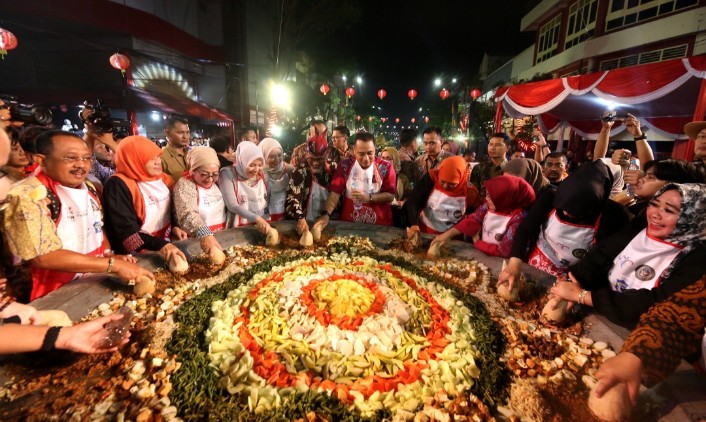 Festival Rujak Uleg akan digelar pada Minggu, 19 Mei 2024 mulai pukul 09.00 WIB. Pada 2024 ini Festival Rujak Uleg digelar di Balaikota. 