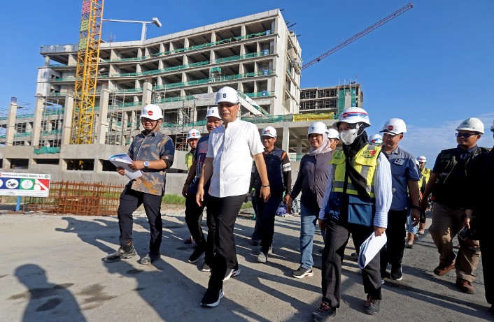 Wali Kota Surabaya Eri Cahyadi saat melakukan peninjauan terhadap pekerjaan pembangunan RSUD Surabaya Timur, Minggu (12/5/2024)