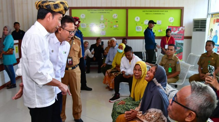 Presiden Joko Widodo melakukan peninjauan ke Rumah Sakit Umum Daerah (RSUD) dr. H.L.M. Baharuddin, M.Kes di Kabupaten Muna, Provinsi Sulawesi Tenggara pada Senin, 13 Mei 2024.