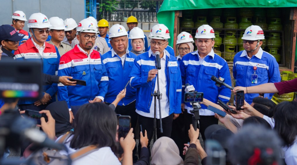 Menteri Perdagangan Zulkifli Hasan memimpin kembali ekspose penemuan tabung Elpiji 3 kg tidak sesuai pelabelan dan kebenaran kuantitas, hari ini, Senin, (27/5) di SPPBE swasta di kawasan Koja, Jakarta Utara.