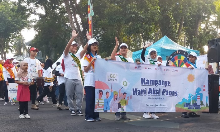 Palang Merah Indonesia (PMI) Kota Surabaya melaksanakan kampanye bertajuk Hari Aksi Panas di kawasan Car Free Day (CFD) Taman Bungkul, Surabaya, Minggu (2/6/2024) pagi
